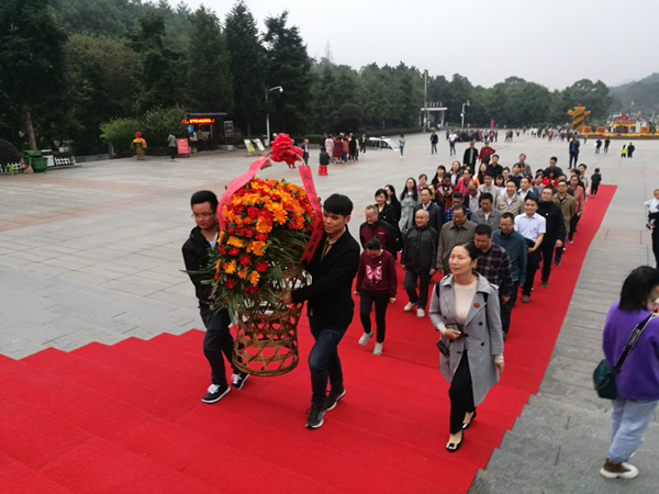 20191012_赴韶山开展革命传统教育-敬献花篮_副本.jpg